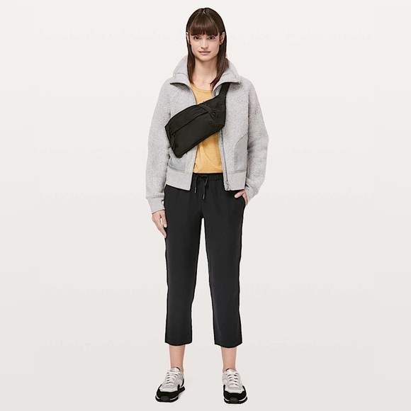 Lululemon On The Fly Crop Woven 23" Mid Rise Wrinkle Free Athleisure Black Sz 6 - Picture 2 of 12